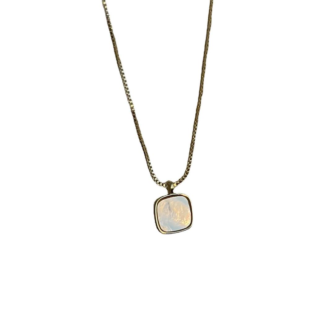 Elegant Women's Square Shell Necklace: Versatile, Simple, and Stylish Clavicle Chain Accessory