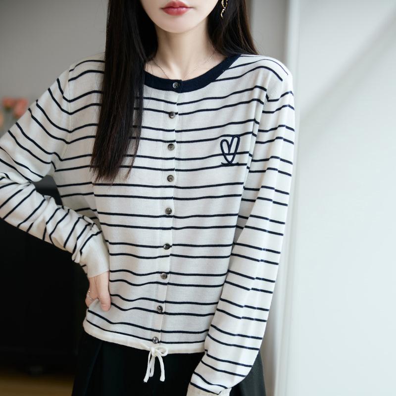 Spring and Autumn's New Multi-color Round-neck Knitted Cardigan with Long Sleeves and Striped Embroidered Hearts