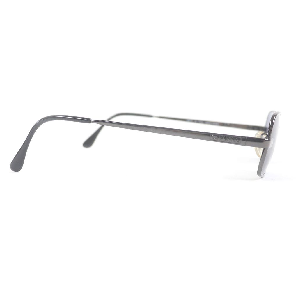 Świetne okulary przeciwsłoneczne CHANEL Kwadratowe okulary przeciwsłoneczne z logo Kolor gunmetal Używane