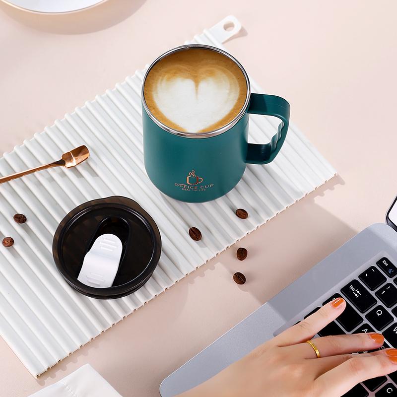 500ml/17oz 304 Edelstahl Wasserflasche Doppelschichten Kaffeetasse Milchbecher mit Kunststoffdeckel und Griff