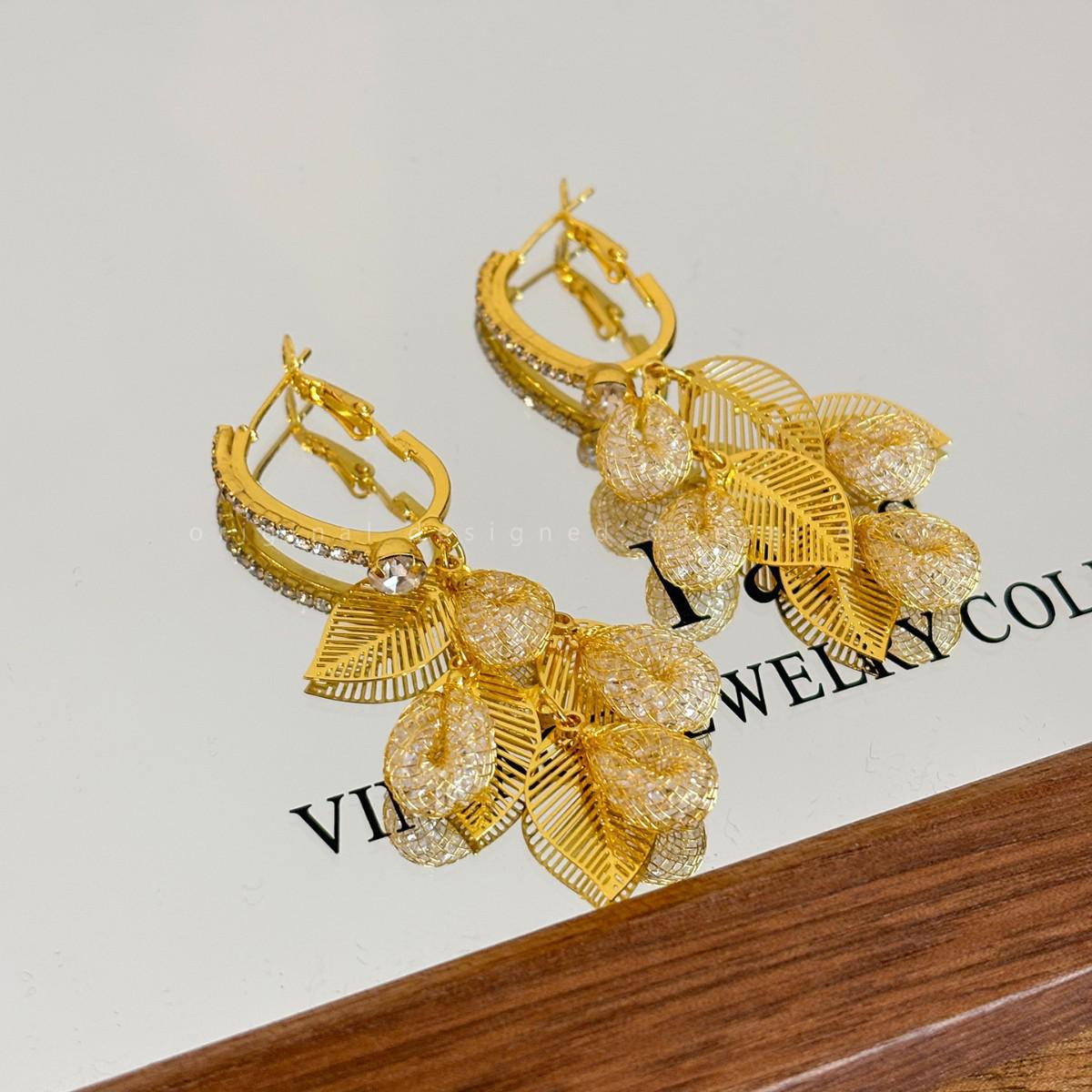 Серебряные серьги-кольца с кисточкой в виде листа и цирконом: Роскошные и универсальные акцентные украшения.