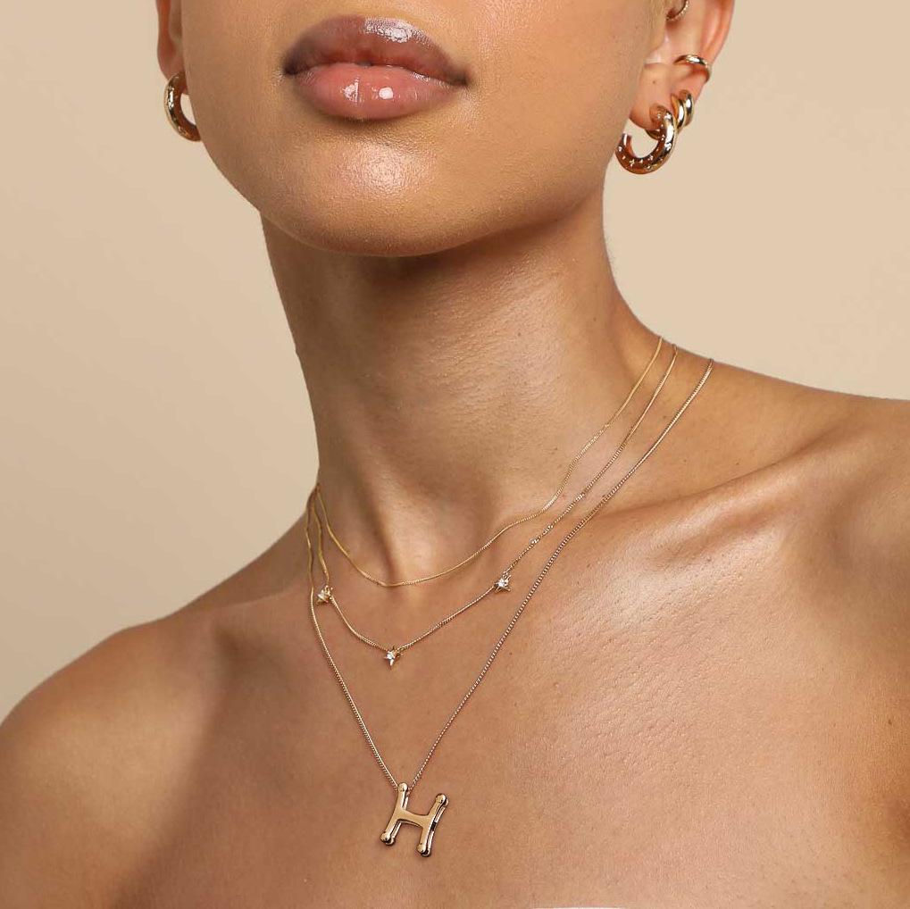 Senso de design Estilo clássico Ouro 18K, colar de joia com pingente H vazado de camada dupla com letra
