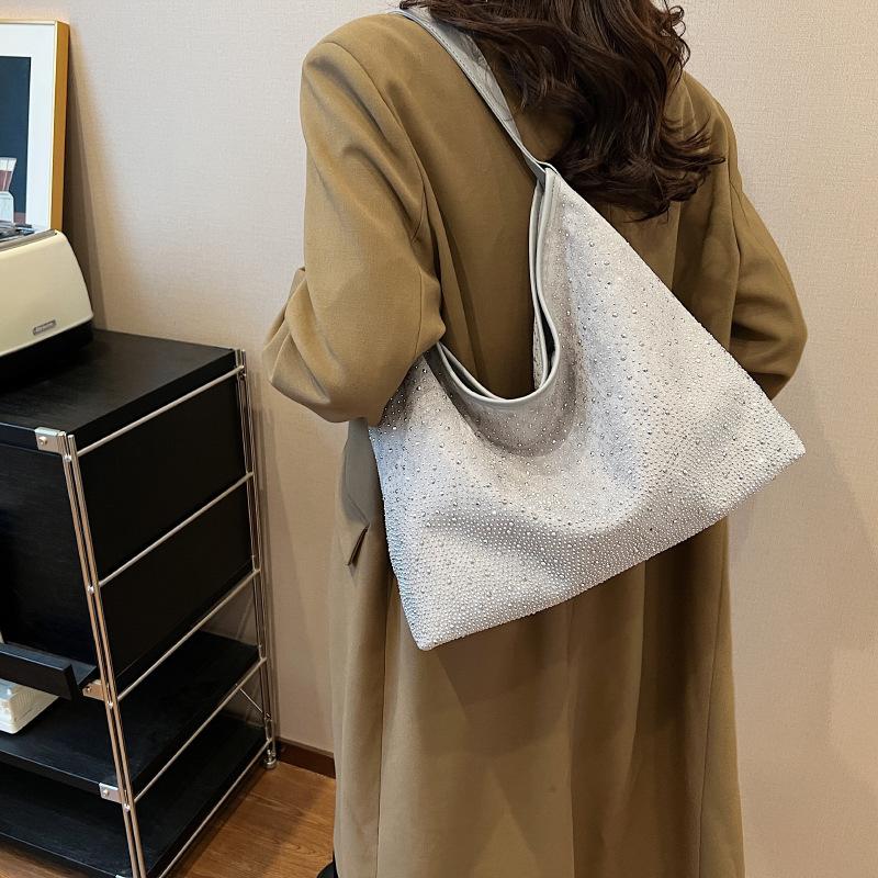 Internet Celebrity Armpit Bag Women's Autumn 2025 New Single Shoulder Korean Version Fashion Rivets Personalized Large Capacity Leisure Bucket Bag