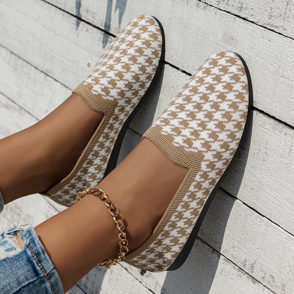 Large size fly-woven breathable round head flat-soled single shoes women's color matching feet lazy work wish