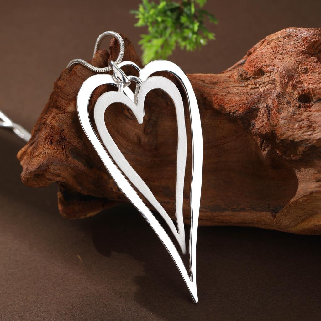 Nouveau pendentif long amour double couche creux brossé fait main, collier long exagéré polyvalent lisse en forme de cœur pour femme