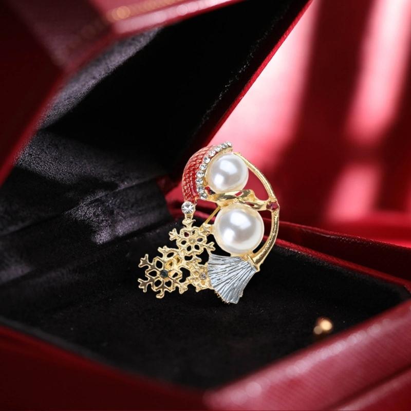 Elegant Christmas Snowman Brooch Stylish Pearls Breastpin Enamel Metal Lapel Pins for Women Festive Holiday Gift for Her