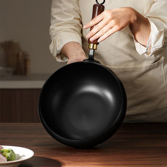 Forged Iron Wok with Wooden Lid Nonstick Skillet Pot Even Heating Fry Pan for Gas Stove Induction Cooker Ergonomic Handle Cooking Pot