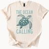 Maglietta Tartaruga Marina Chiamata dall'Oceano T-shirt Amante della Spiaggia Top Grafico Costiero