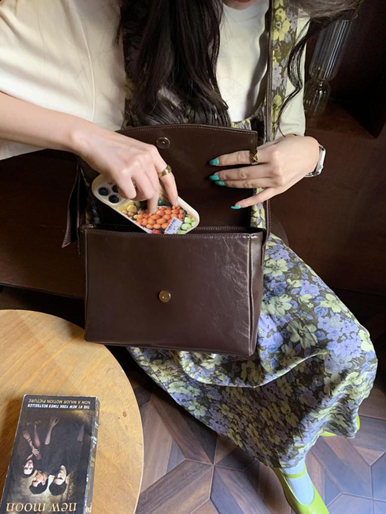 Women's Autumn/Winter 2022 Retro Large Capacity Crossbody Bag for Commute or Student Use