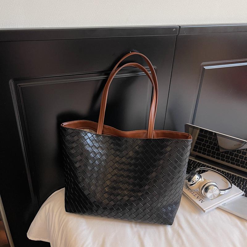 Large capacity woven bag women's autumn new retro casual shoulder underarm bag portable tote bag