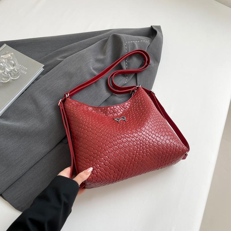 

Однотонная тканая сумка под мышкой женская новая 2025 модная текстурная повседневная сумка через плечо ретро сумка-тоут тренд красный