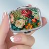 Pastillero Portátil con 2 Compartimentos, Mini Estuche Organizador de Medicamentos de Metal, Lindo Contenedor de Pastillas Impreso para Vitaminas, Pastillas, Joyas, Viajes, Uso Diario