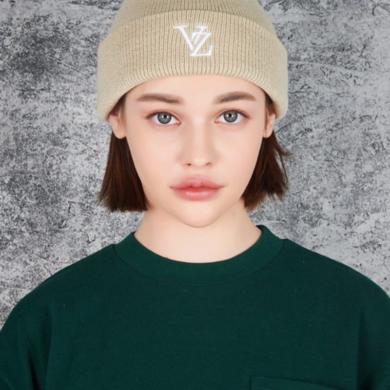 

Шапка-бини с 3D монограммой VARZAR бежевая FREE