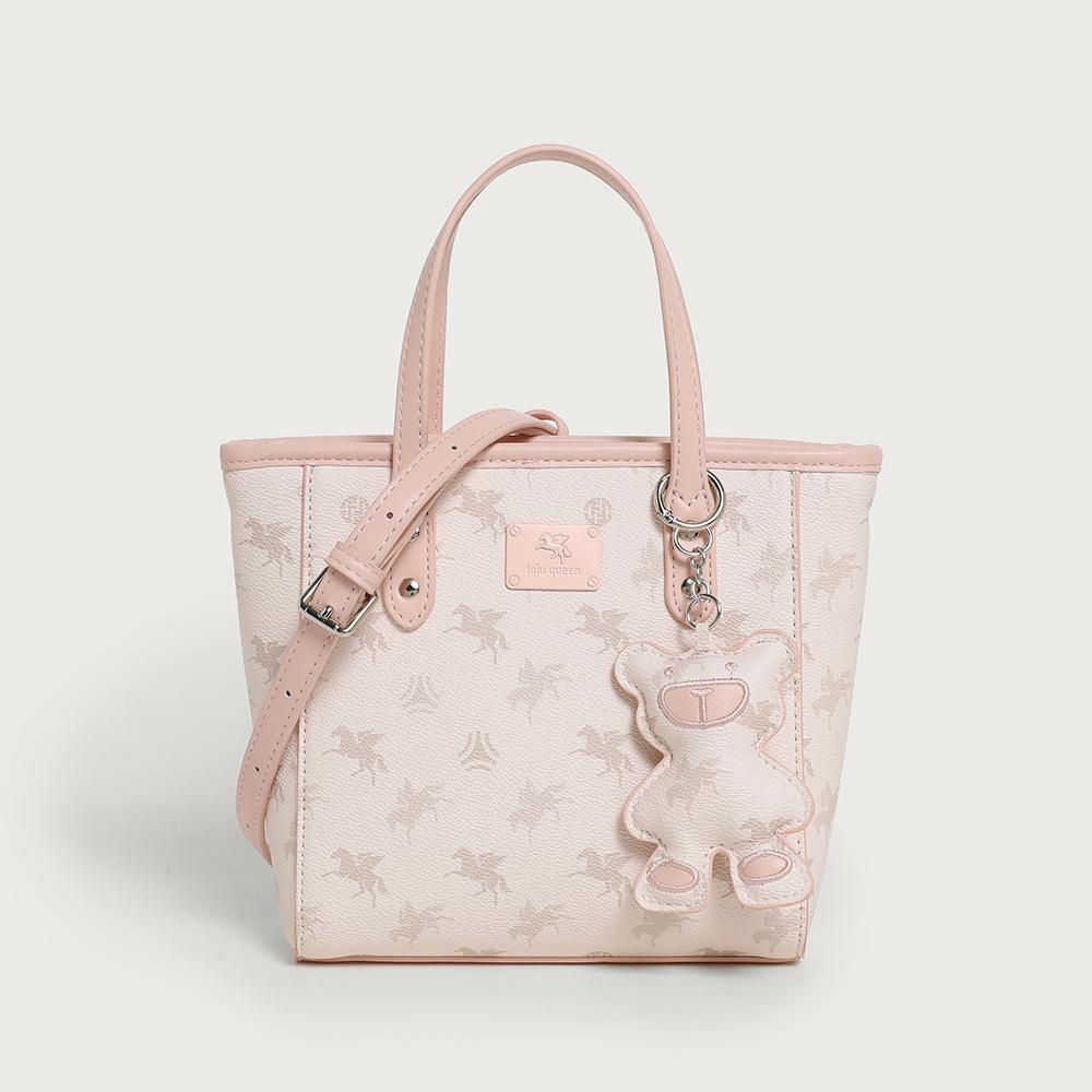 

2025 Новая маленькая сумка-тоут Высококачественный ПВХ Женские сумки Сумки через плечо Pegasus с украшением в виде медведя Износостойкая сумка через плечо розовый