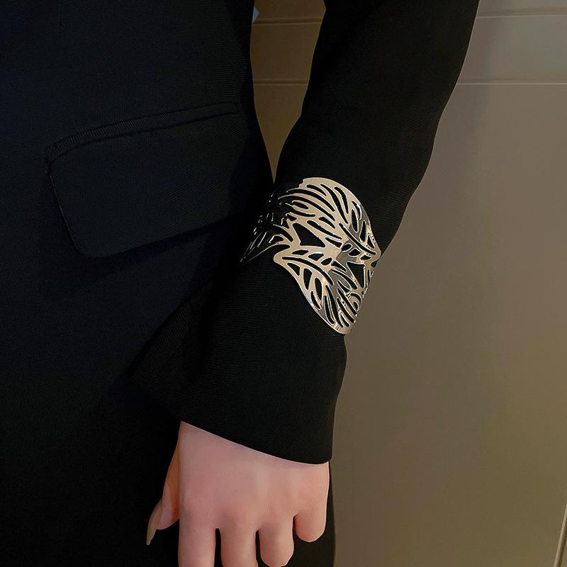 Hohle Blatt Metall Armreifen für Frauen Einfacher eleganter Stil Armband Übertriebenes Design Hochwertige verstellbare Manschette Goth Zirkon