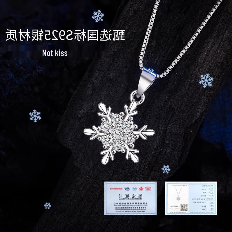Elegant Snowflake Necklace for Women - Luxurious Ice Flower Pendant, Perfect Christmas Gift for Girlfriend.
