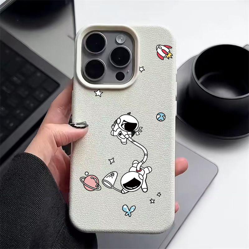 

Чехол для телефона с текстурой из кожи и узором астронавта для iPhone 16 Pro 15 14 13 12 Pro Max, противоударный матовый тонкий однотонный мягкий чехол из термополиуретана с защитой от падений iPhone 11 бежевый