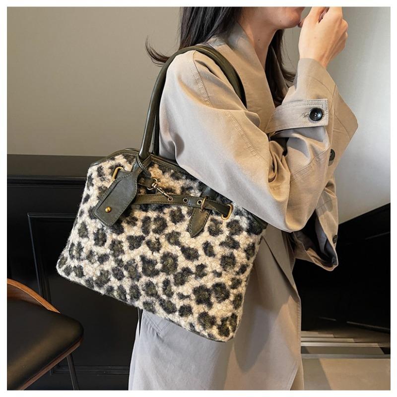 Leopard print plush Korean bag, winter trendy style, large-capacity commuting model.
