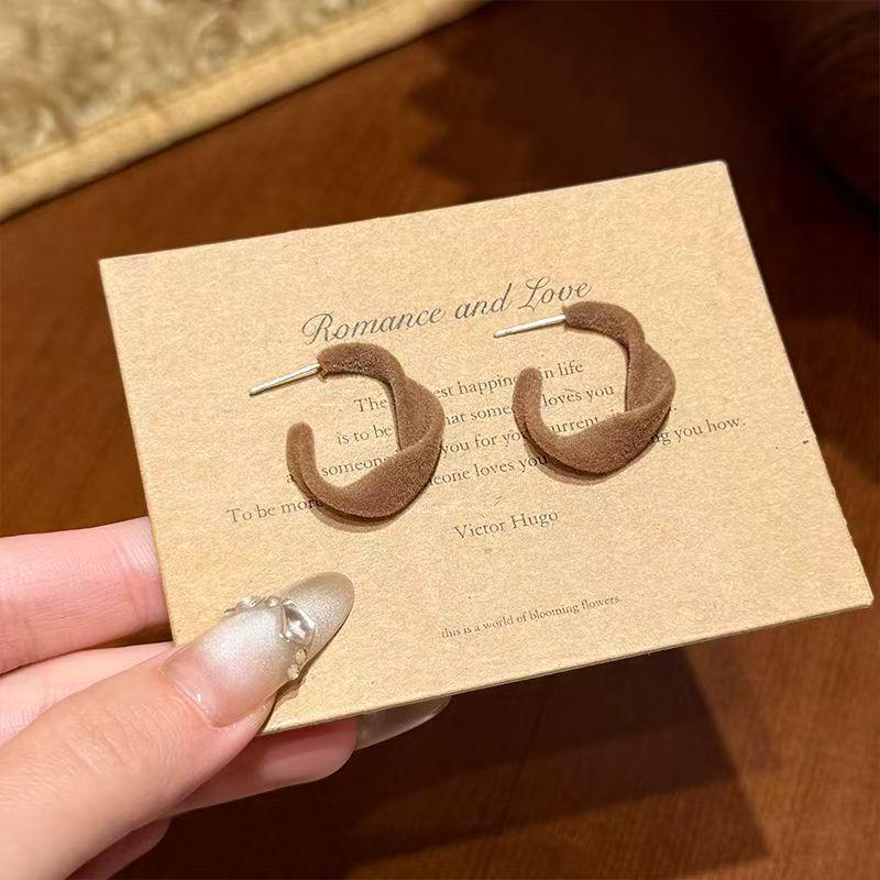 

Brown Flocking Heart Earrings: Retro Gold-Trimmed Luxury Studs for 2025