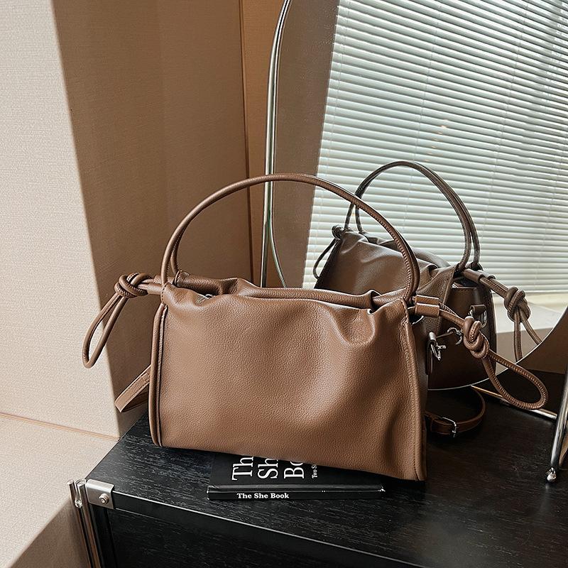 Nischdesign plisserad axelväska dam ny mångsidig litterär axelväska stor kapacitet messenger bag
