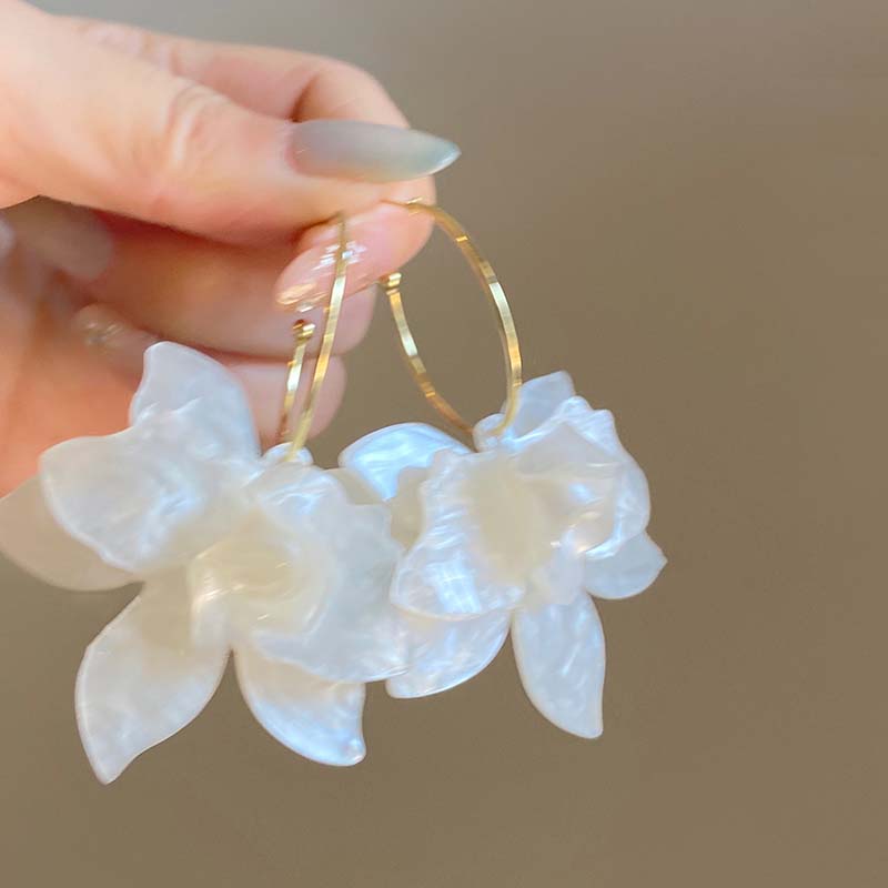 

Корейские красочные акриловые серьги-подвески в виде цветка для женщин и девушек, винтажные серьги-подвески в форме буквы С с большими лепестками, подарки с цирконом 2025 белый