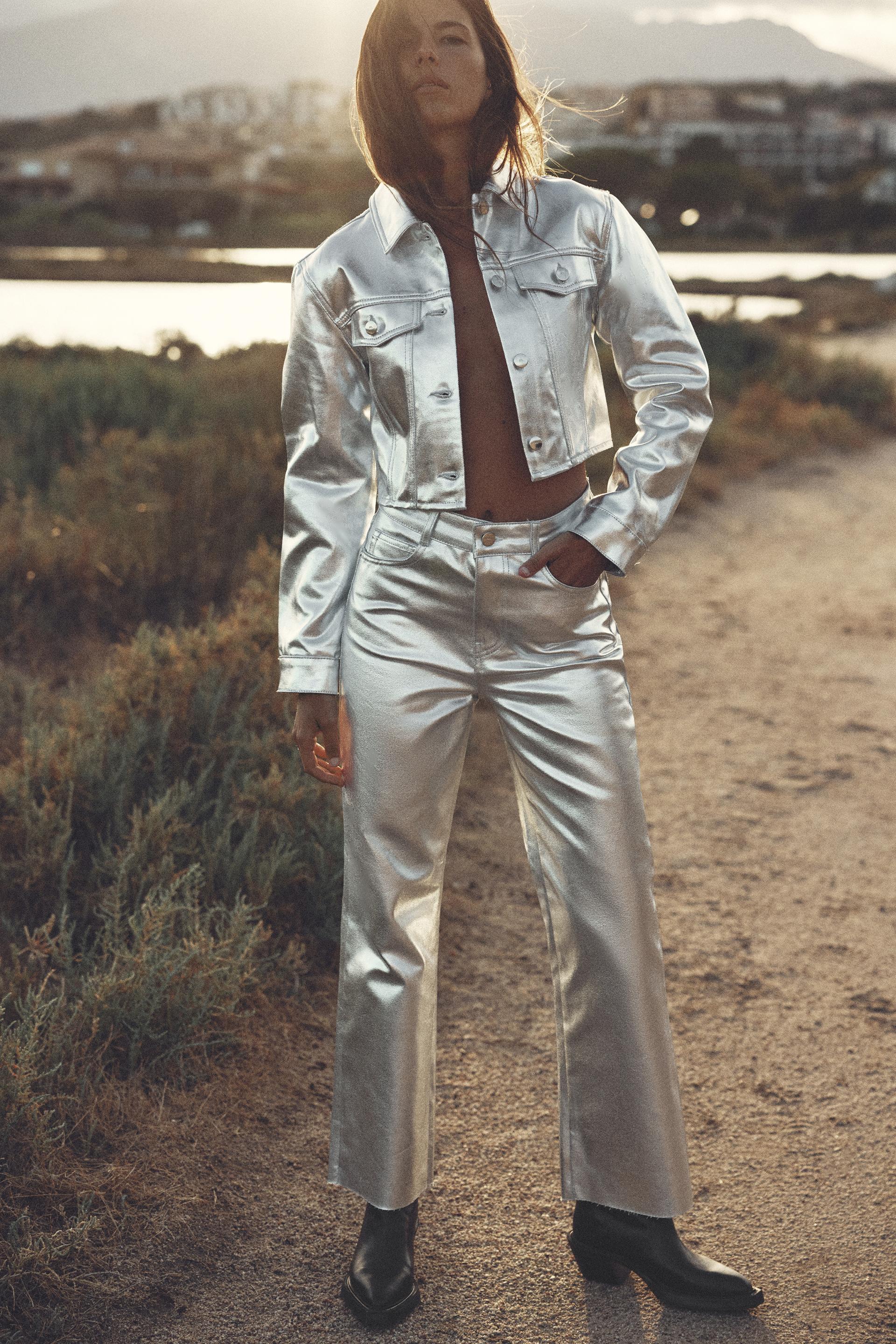 

УКОРОЧЕННАЯ КУРТКА С МЕТАЛЛИКОМ