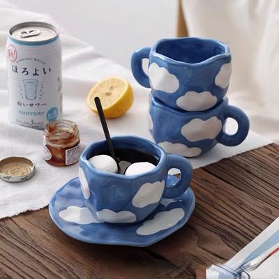 Malowany ręcznie niebieski niebo białe chmury kubek do kawy ze spodkiem ceramiczny ręcznie robiony kubek do herbaty zestaw spodków piękny prezent nieregularny kubek do kawy