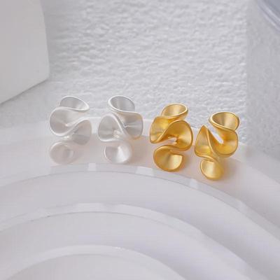 Γεωμετρικά Πλισέ Σκουλαρίκια Φύλλου Λωτού: Φλοράλ Σχέδιο Silver Needle σε Χρώμα Τσάι με Γάλα