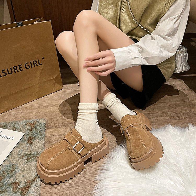 Muffin Dicksohlige Samt Halbschuhe Damen 2024 Winter Retro Vielseitig Höhenerhöhung Quadratischer Kopf Ein Pedal Taschenkopf Hausschuhe Oberbekleidung