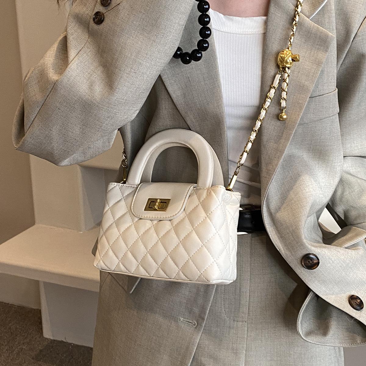 

2024 цепная сумка универсальная маленькая ароматная сумка с ромбом женская сумка премиум-фактура пригородная сумка через плечо 20*6*13 белый