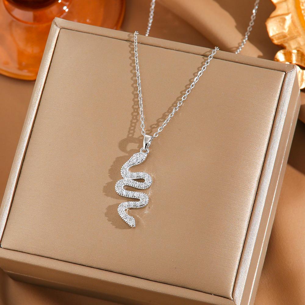 Four Leaf Clover Pendant Necklace For Women Fashionable Zircon Crystal Adjustable Chain Delicate And Versatile Jewelry