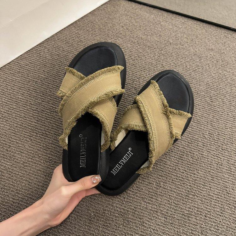 Stepping on shit feeling thick-soled cross slippers women's summer wear 2025 new fashion versatile flat-bottomed casual beach cool slippers