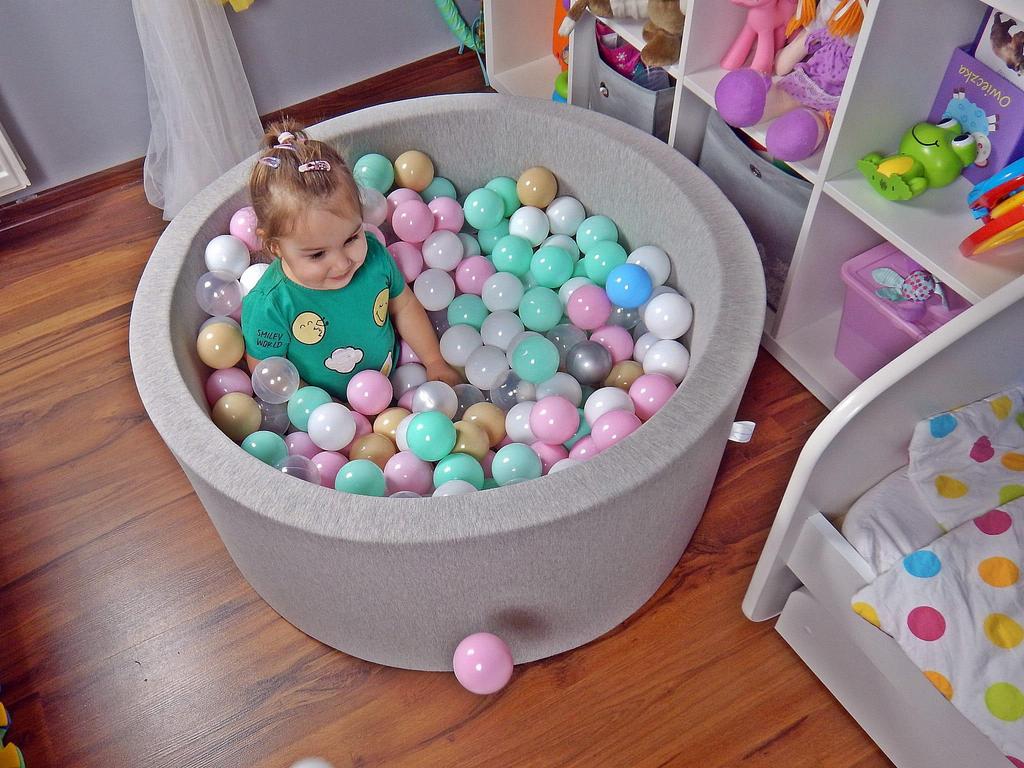 Dry pool 130x30cm light gray with 600 balls: transparent, white, gray, powder pink