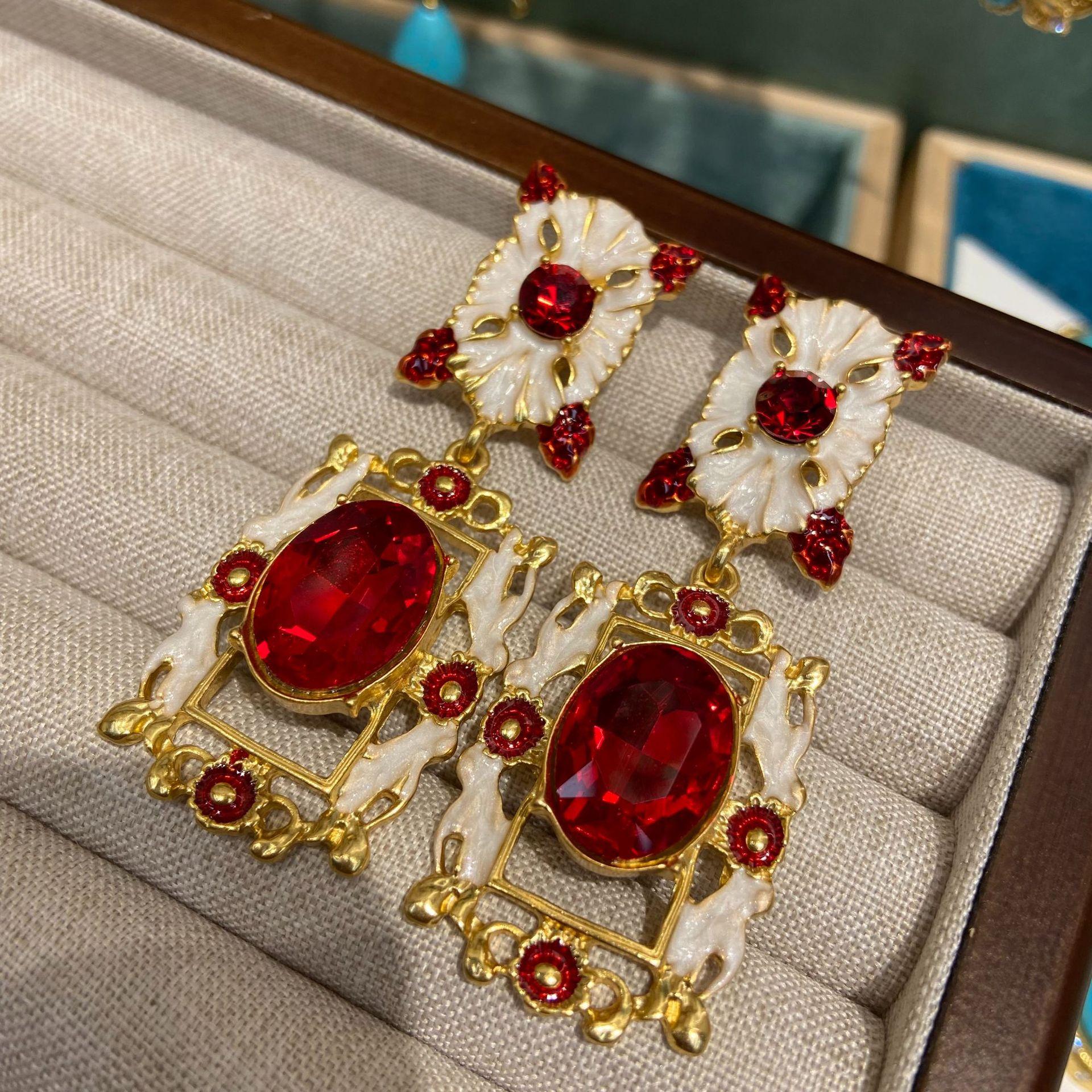 

Средневековый придворный этнический стиль белые капающие масляные красные драгоценные камни серьги позолоченные