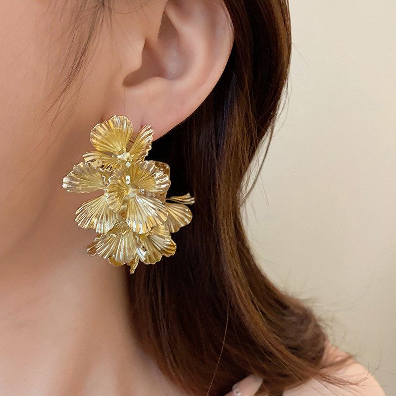 

Fashion Exaggerated Stacking Metal Flower Earrings for Women Fancy Stylish Unique C- Shaped Ear Clip Retro Graceful Earrings A Pair of Golden [Earrings]