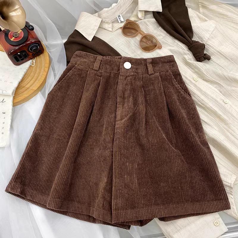 

Japanese Retro Corduroy Wide-Leg Women s Shorts - Autumn/Winter 2026 Versatile Elegant Style 4XL [Recommended 150-165 jin]