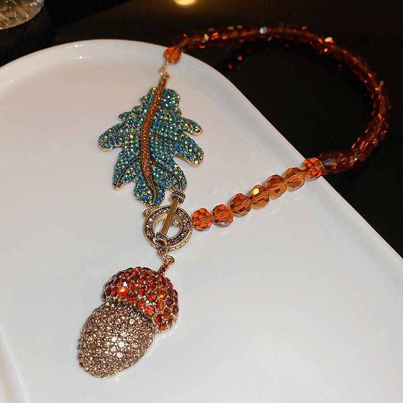 Medieval Style Rhinestone Pinecon Buckle Necklace for Women Design Clavicle Crystal Necklaces Light Luxury Party Zircon