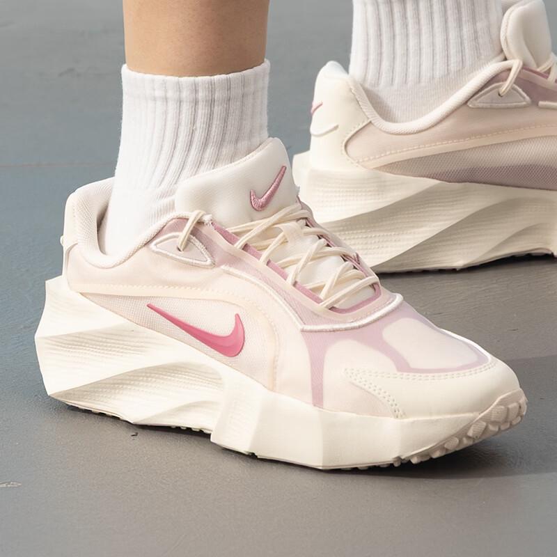 Nike Women's Aura Edge Casual Shoes