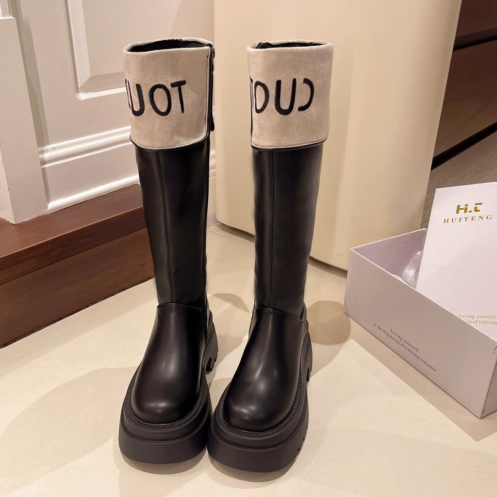 Fargematchende støvler med tykk såle for kvinners høst- og vinter 2025 nye Xiaoxiangfeng høye ridestøvler, små, men knestøvler