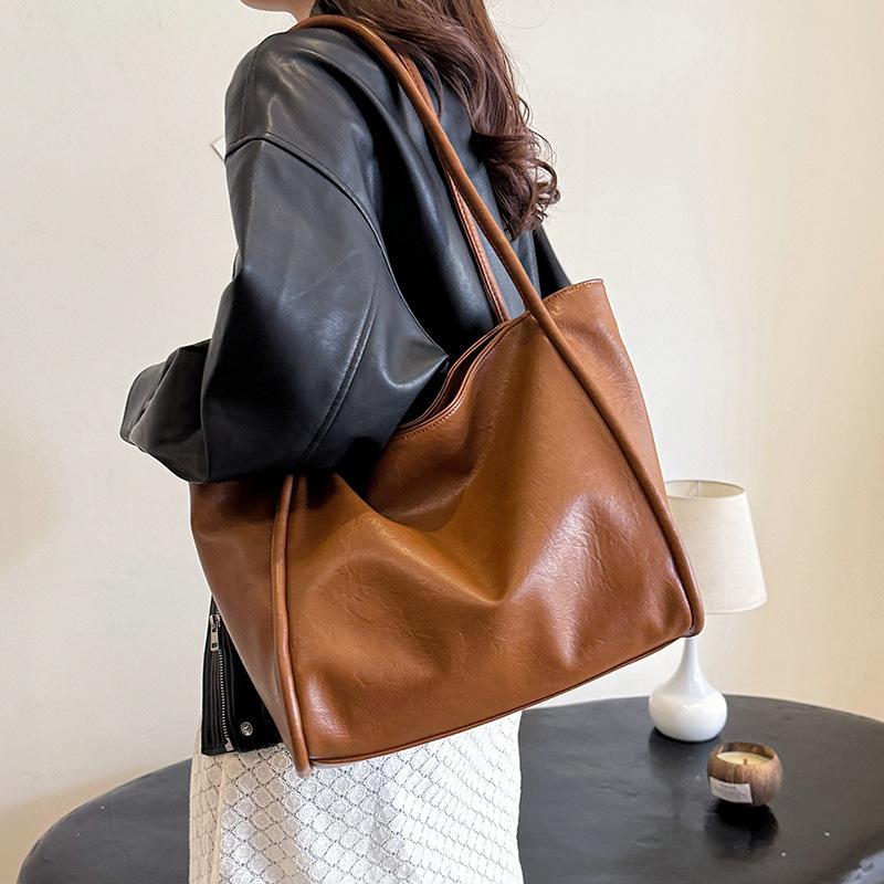 

Ретро универсальная сумка-тоут женская большой вместимости для работы и поездок, подмышечная сумка, 2025 новая повседневная простая женская сумка 31*16*30 коричневый