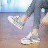 Ein Paar Schnürsenkel-Erhöhungsschuhe 2025 Frühling neu Retro-Stil Schnürsenkel neue Perlen-Plateauschuhe Halbslipper Designgefühl Mode