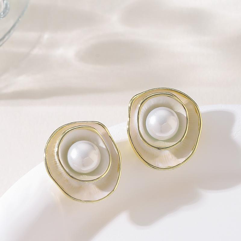 French Elegance Temperament Small Fragrance Three-dimensional Double-layer Oil Drop Pearl Stud Earrings Light Luxury High-end Commuter Earrings