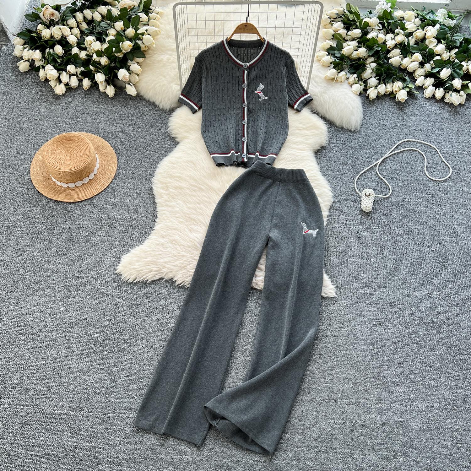 

Летний женский дизайнерский вязаный свитер с вышивкой в виде собаки, спортивный костюм, футболка с коротким рукавом и широкие брюки, комплект из двух предметов One Size серый