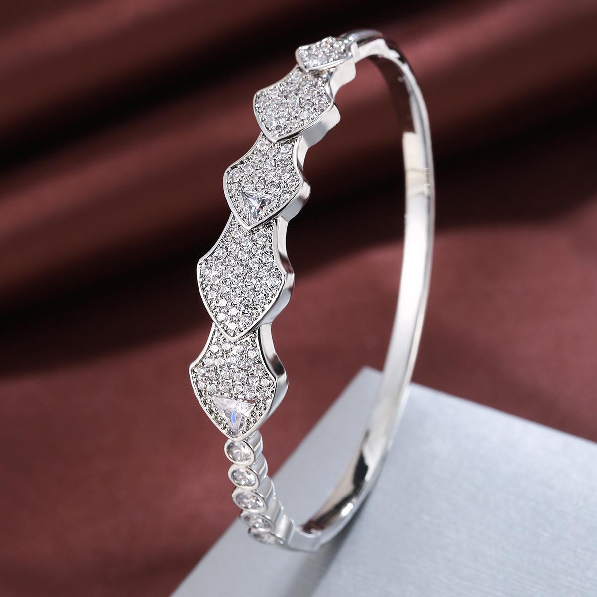 New Simple Micro-paved Zirconia Buckle High-end Light Luxury Jewelry Bracelet for Women 17CM