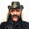 Maschera Celebrità Lemmy Kilmister Adulto con Cappello e Parrucca Gomma Lattice Uomo Vecchio Accessorio Costume da Cowboy Cantante Pop