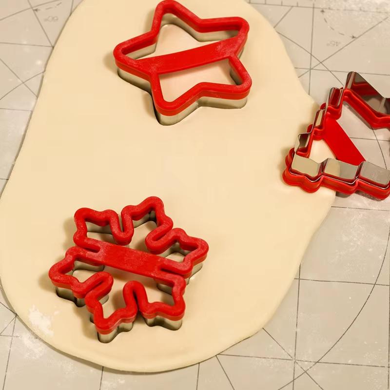 Vánoční vykrajovátka Nerezová kovová vánoční vykrajovátka Tvary vánočního stromku, sněhové vločky, hvězdy Pečicí potřeby