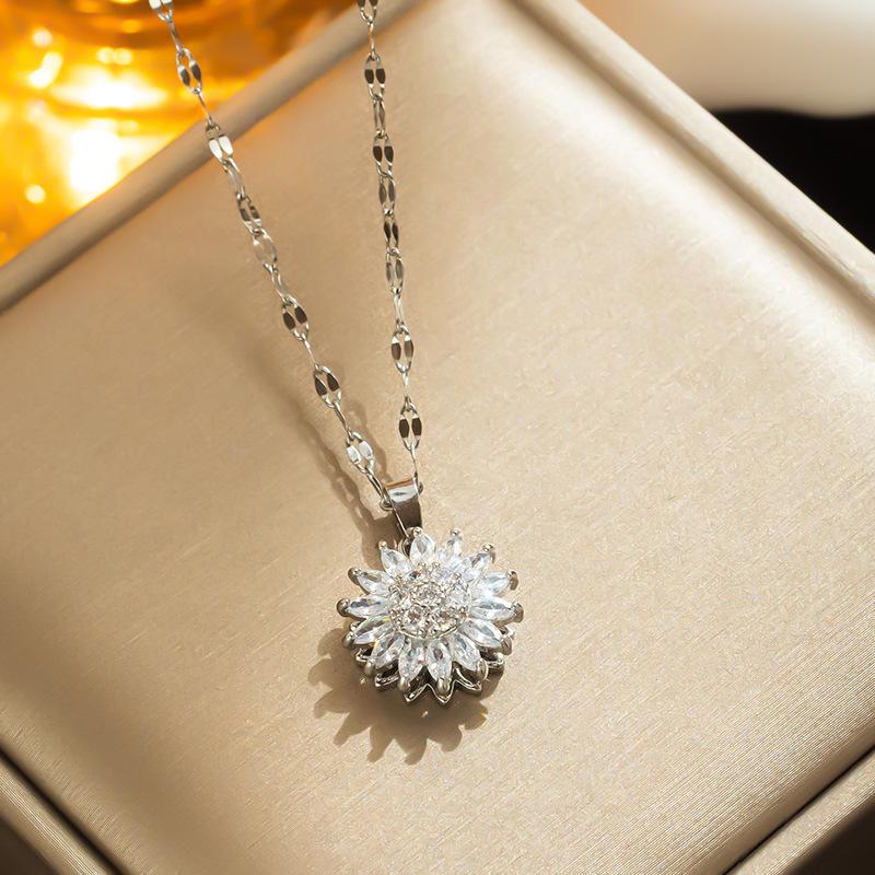 Women'S Rotatable Sunflower Collarbone Chain, Daisy Necklace, Fresh And Versatile Fashionable Neck Accessory.