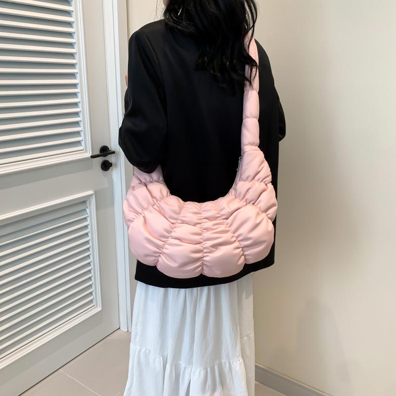 

Korean version of premium pleated cloud bag women s light casual commuting shoulder messenger bag texture sponge dumpling bag серебряный серый