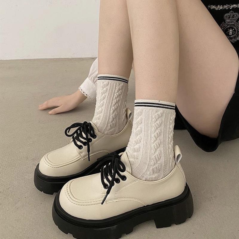 Dicker Absatz dicke Sohle weiße kleine Lederschuhe zum Schnüren Britischer Stil Retro Damen Koreanische Version Einzelne Schuhe neuer Trend im Sommer 2024