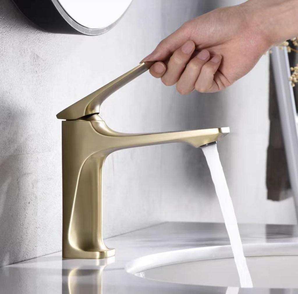 Brass Core Modern Bathroom Sink Faucet Single Handle Deck Mounted Wash Basin Water Tap Hot And Cold Mixer